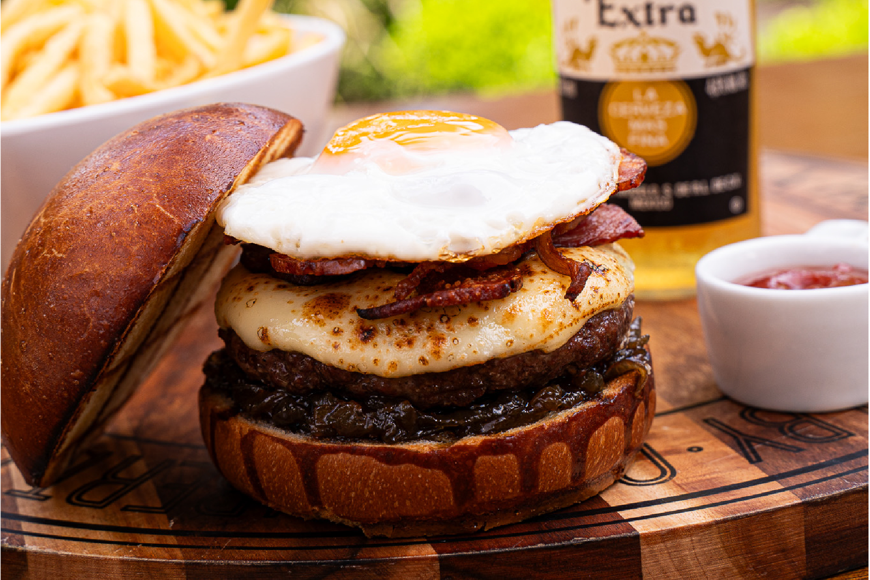 Hambúrguer, ovo e bacon