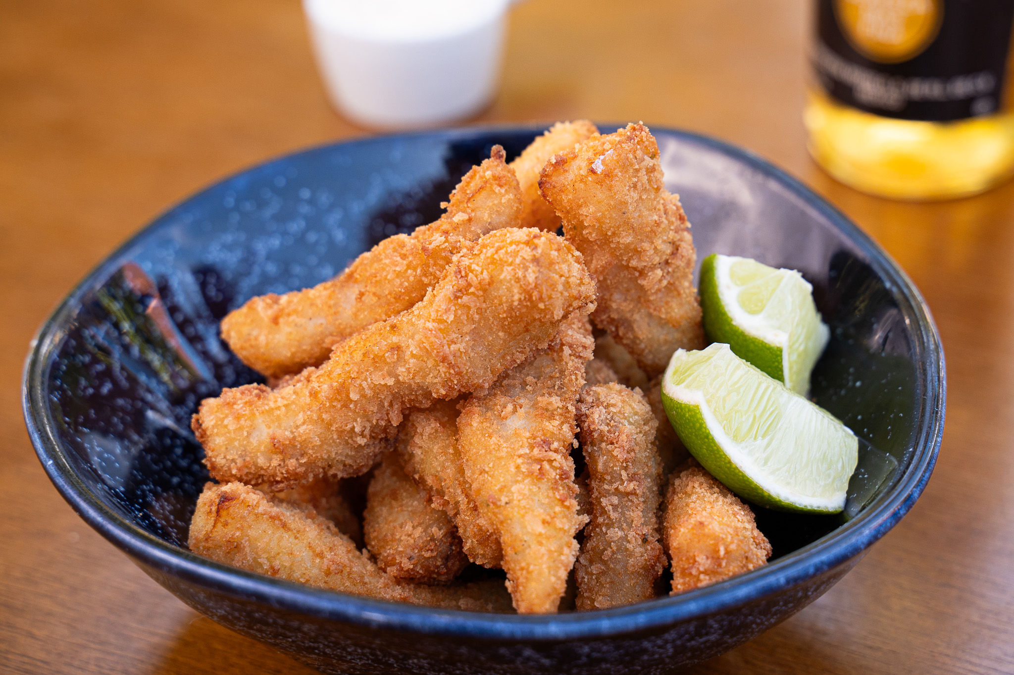 Isca de peixe com molho tártaro