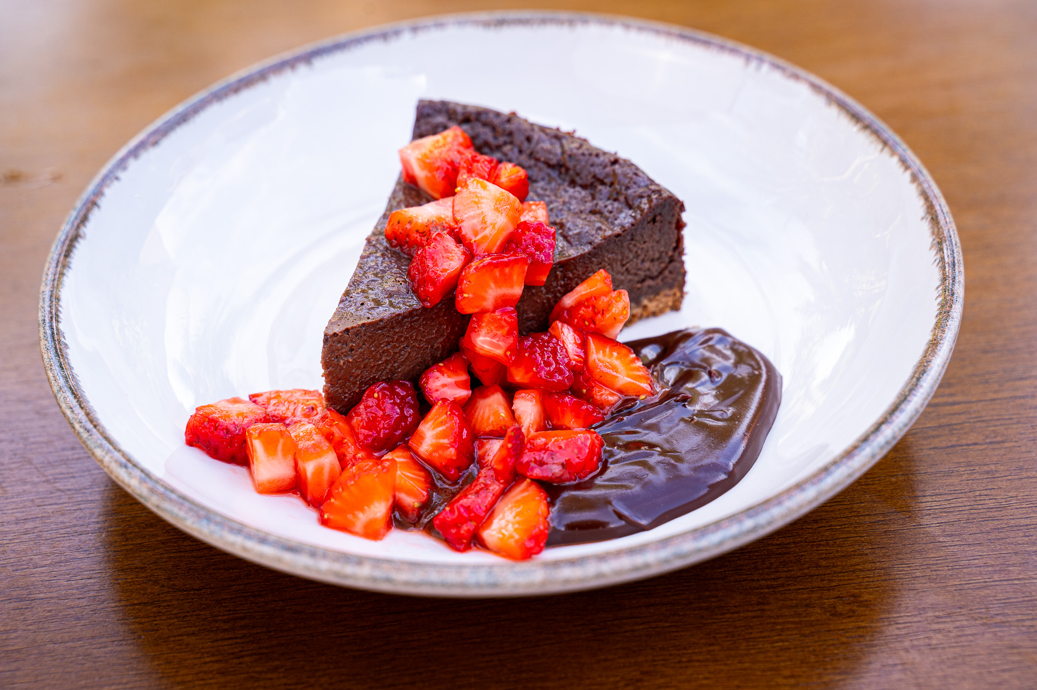 Torta cremosa de chocolate com morangos
