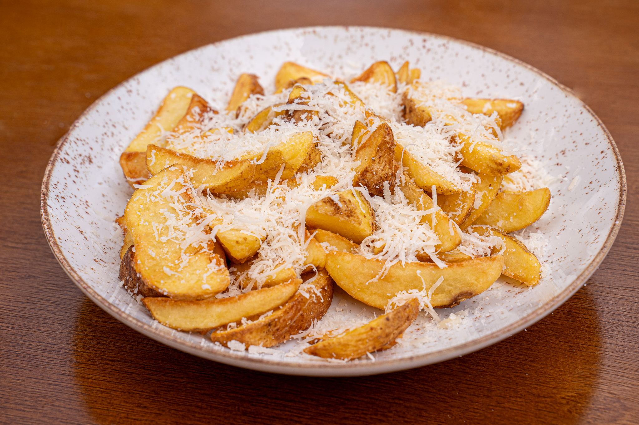 Batata rústica com parmesão servida com ketchup