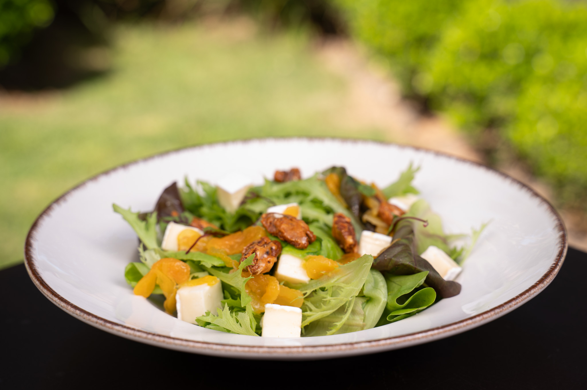 Mix de folhas com queijo Brie