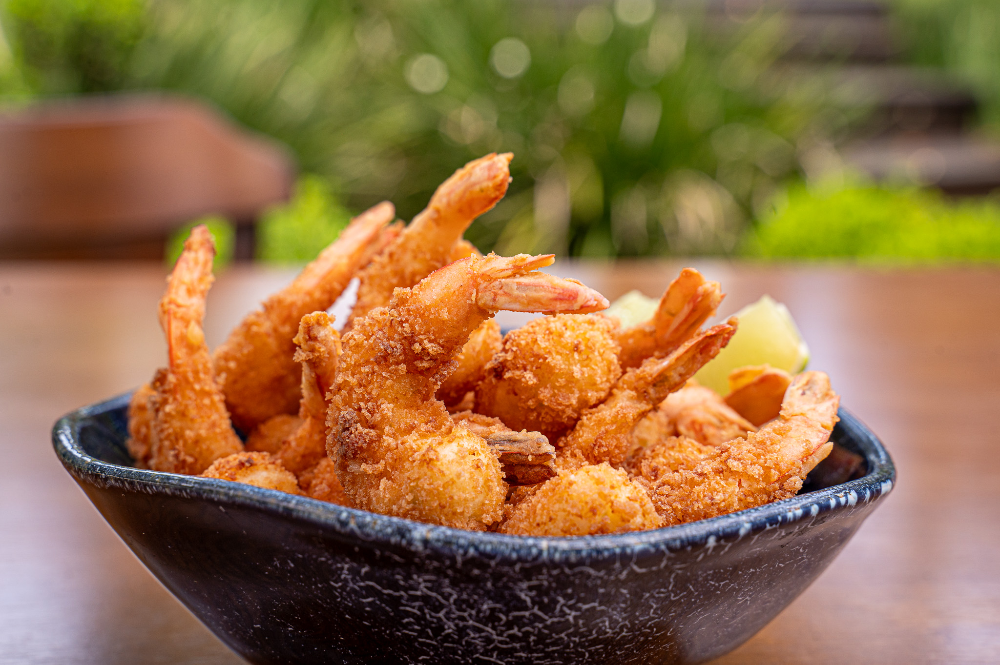 Camarão empanado servido com maionese de limão