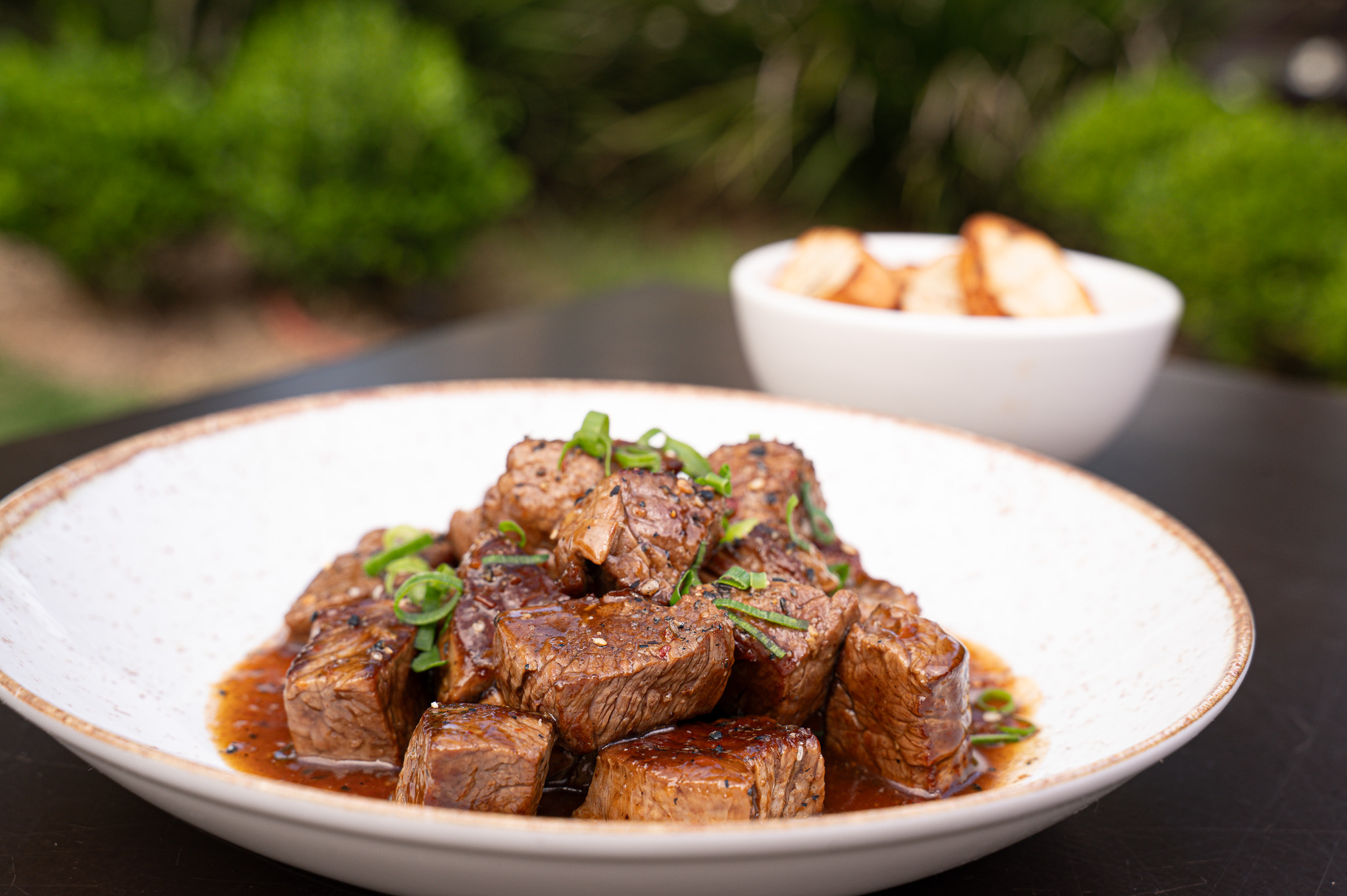 Cubos de mignon ao molho oriental