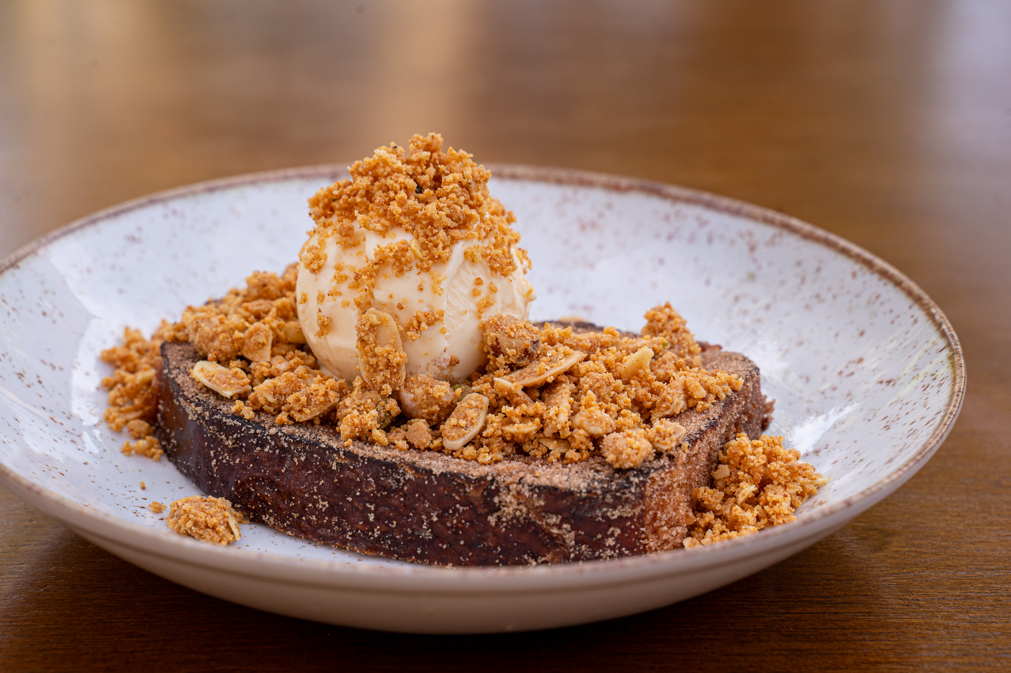 Rabanada de brioche com sorvete artesanal de limão siciliano