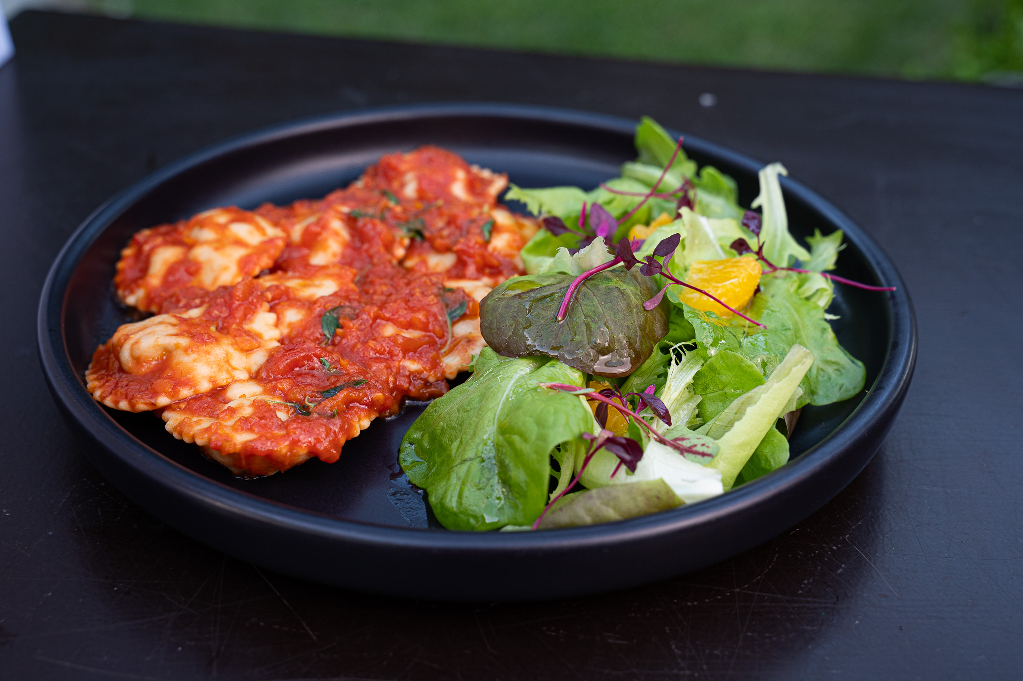 Ravioli de camarão ao molho de tomate
